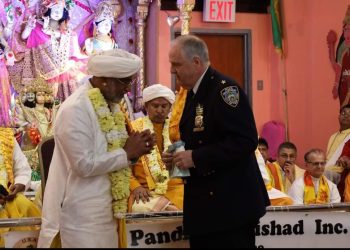 Dharmacharya Hardowar greeted by Police and Politicians