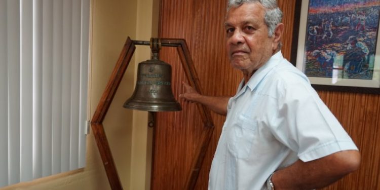 BRINSLEY SAMAROO WITH ESTATE BELL PHOTO 2015 BRECHIN CASTLE ESTATE (1)