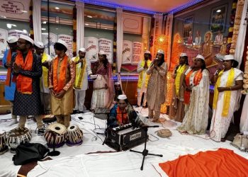 Devotees serenade NY Arya Guru on 70th