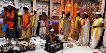 Devotees serenade NY Arya Guru on 70th