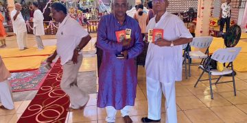 Indian High Commission donates books to Leonora Hindu Temple