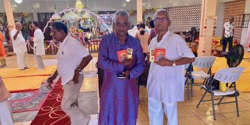 Indian High Commission donates books to Leonora Hindu Temple